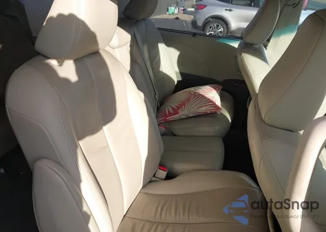 2012 Toyota Sienna Xle V6 8 Passenger z USA, uszkodzony, nr VIN 5TDYK3DC3CS200780